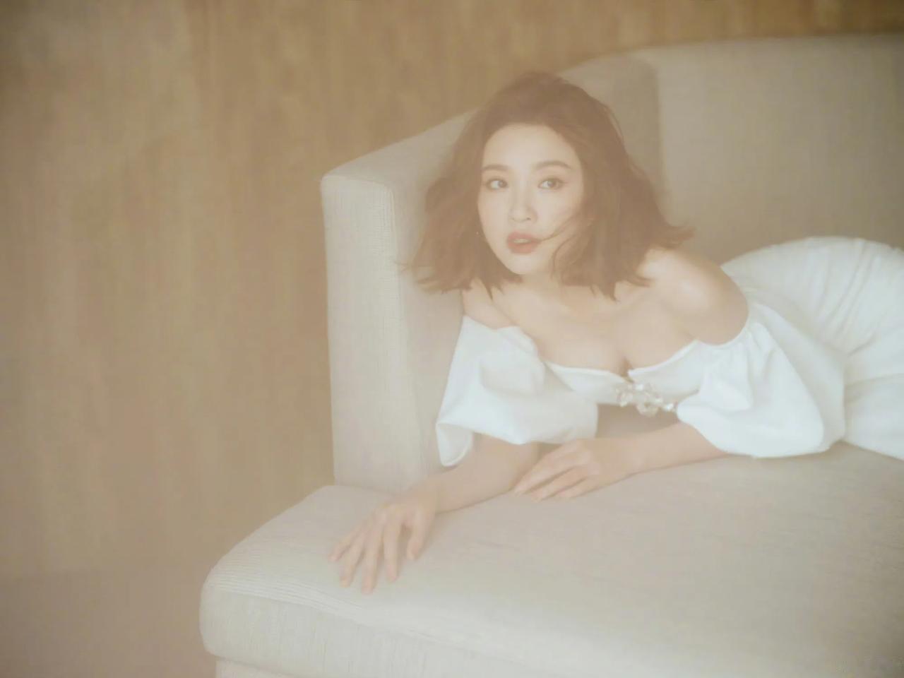 唐艺昕

苍白的话语道不尽个中情绪，
你翘楚的身材，
点燃生命的魅力，
你一身白