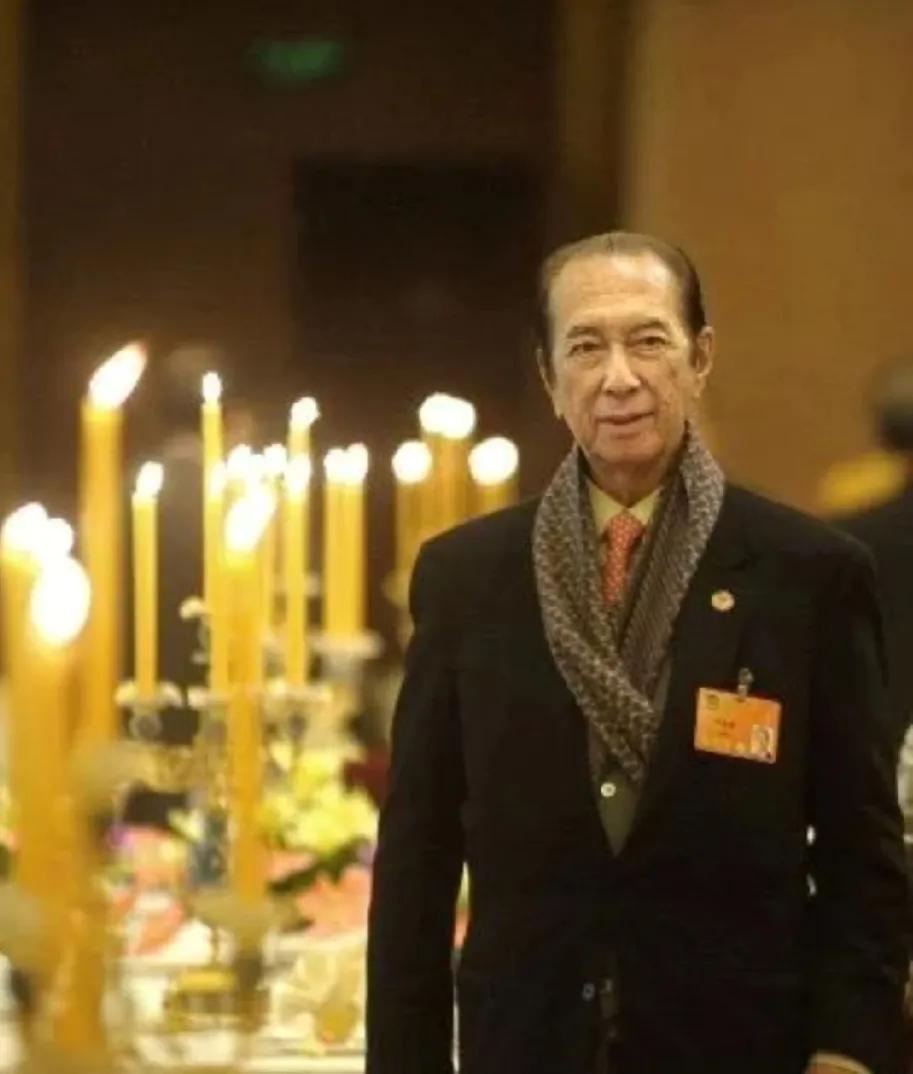 何鸿燊是一位在赌场上名声显赫的人物，以其高超的赌技和大胆的赌博姿态闻名于世。他曾