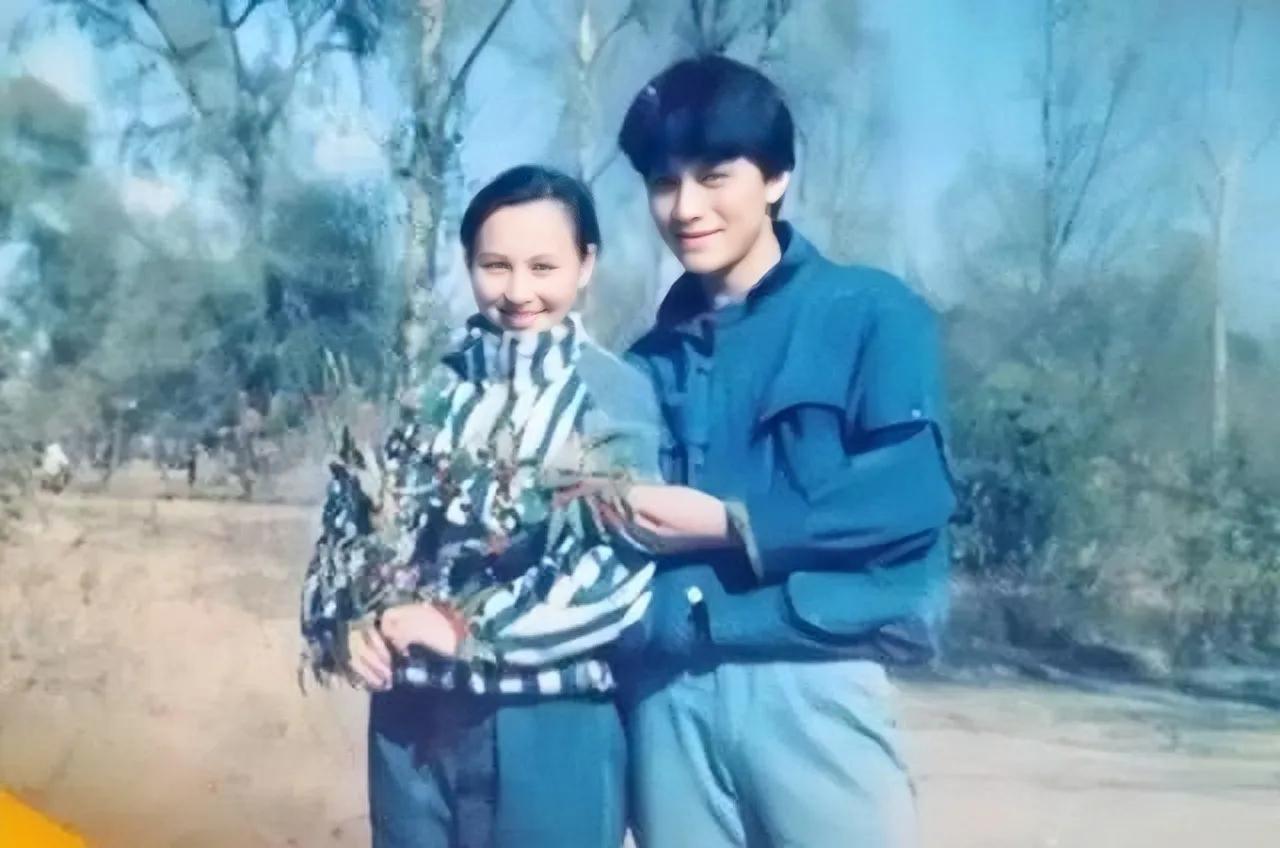 著名导演郭靖宇夫妻俩相隔二十几年的两张照片。
郭靖宇的妻子岳丽娜也是一名著名演员