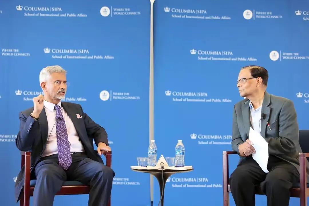 印度外长苏杰生在哥伦比亚大学表达：中国发展太快，减弱了印度发展也很快的光芒。

