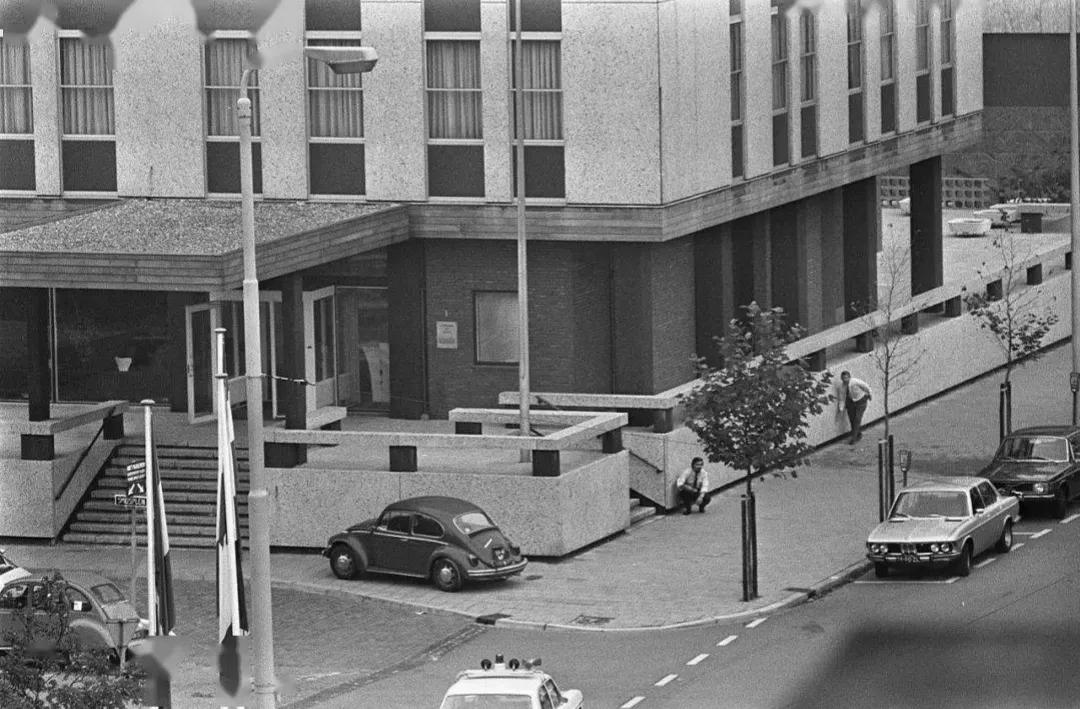 1974年9月13日上午10时左右，一群表情严肃的恐怖分子突然闯入了位于海牙市中