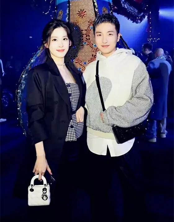 章泽天参加时装周挺潮，肌肤如玉气质绰约，千岛格抹胸挺好看！

30岁的章泽天罕见