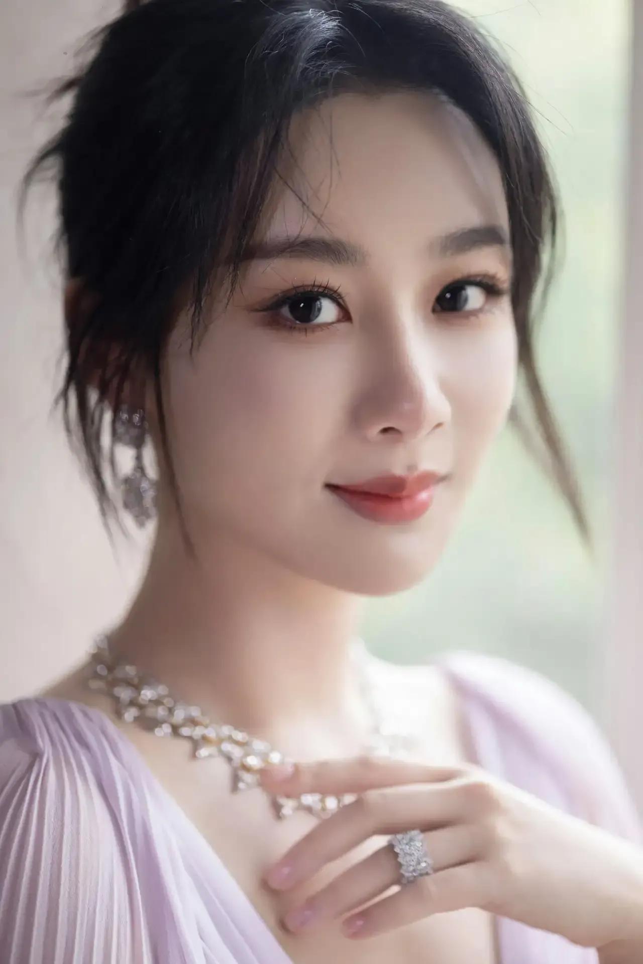 杨紫的微博之夜造型，一袭紫色斗篷纱裙太惊艳，这套造型真是美翻了，淡紫色拽地礼服优