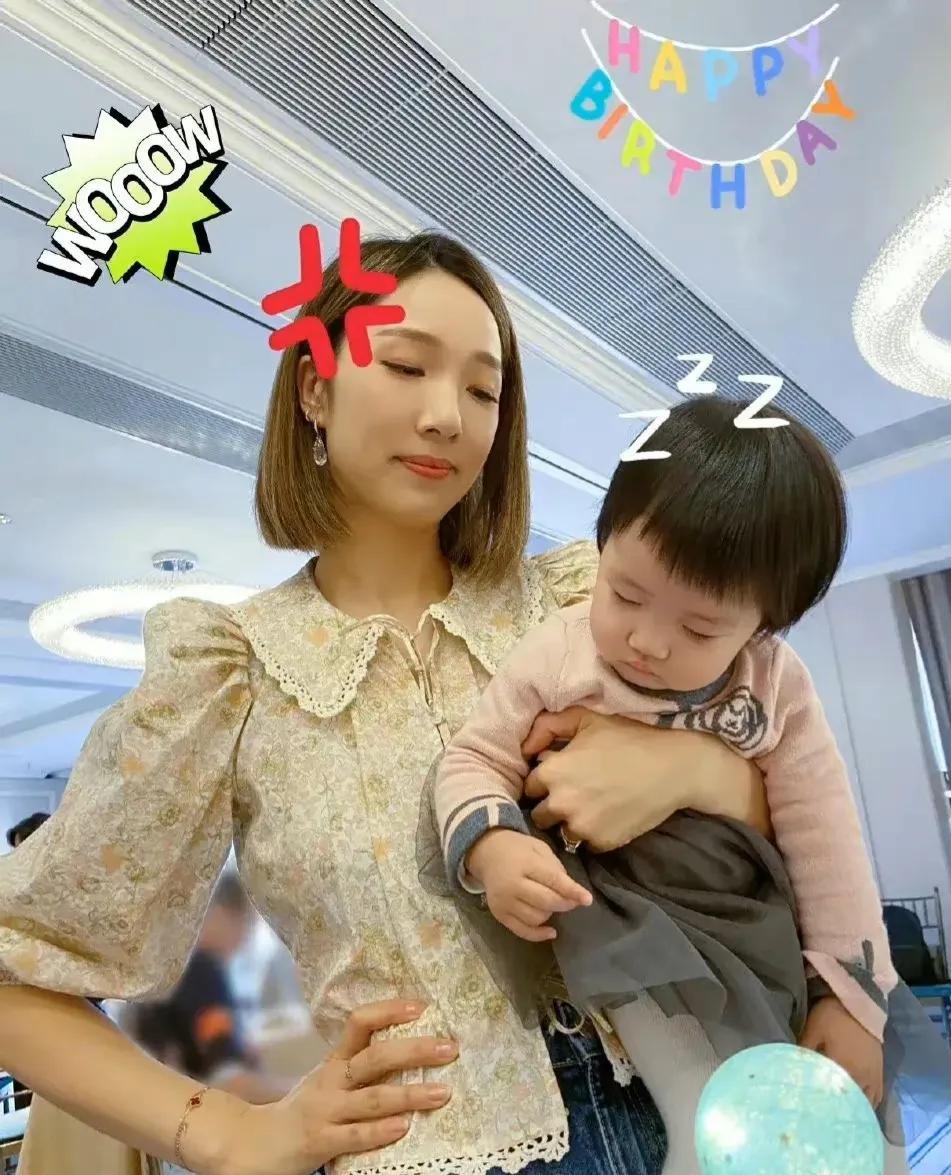 李亚男，这太幸福了！
12月20日，王祖蓝突然发了一条动态，动态中是王祖蓝和妻子