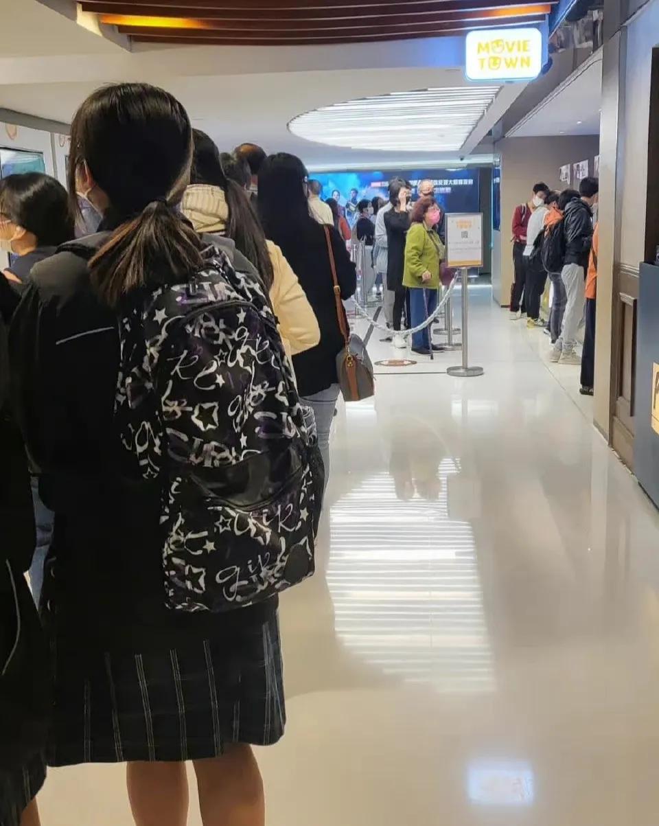 香港网友晒图：早场10点的《流浪地球2》，依然排起了长队。
《流浪地球2》在香港