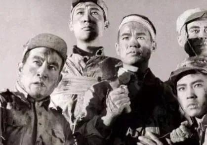 那天，女游击队员正在家焚烧情报。突然，日军破门而入，上来就撕扯女游击队员的衣服。
