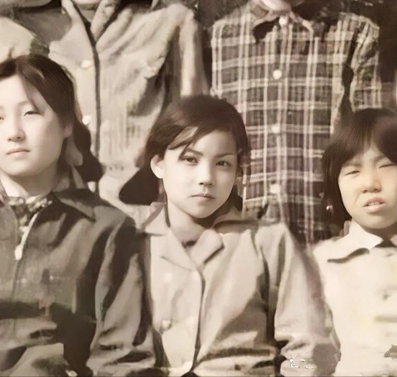 这是王菲在北京青年沟地坛小学的毕业合影，拍摄于1981年。

这一年，她十二岁，