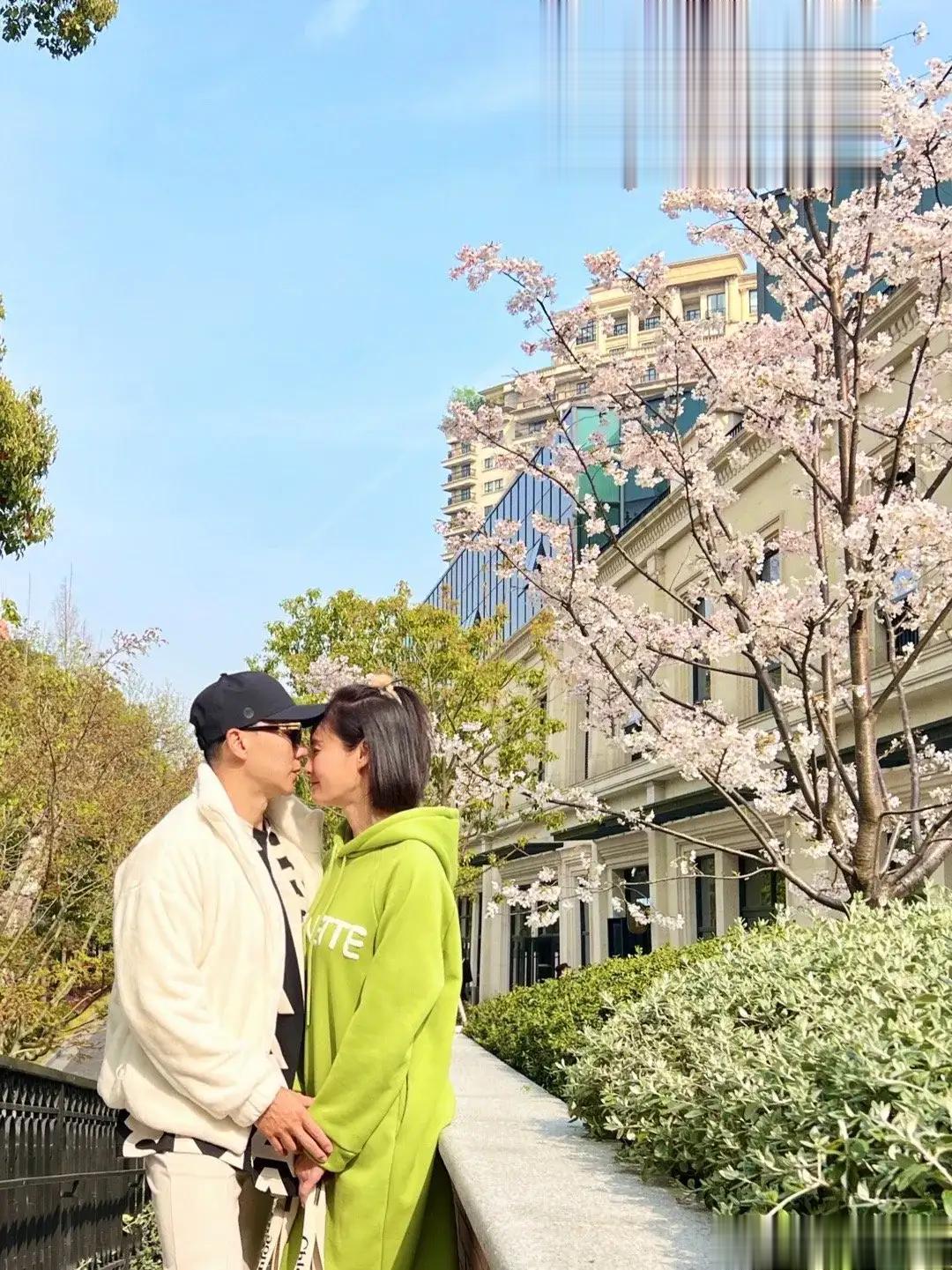 刘畊宏夫妇小区内高调秀恩爱，妻夫妇人面对面撒狗粮，真是令人羡慕。

刘畊宏穿白色