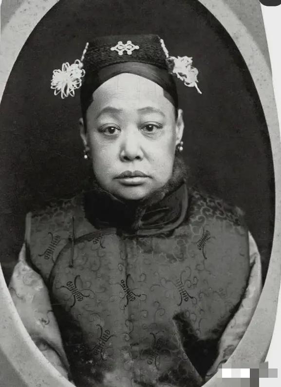 照片上的这个女子就是不受光绪皇帝宠爱的妃子瑾妃

1889年，16岁的她和妹妹珍