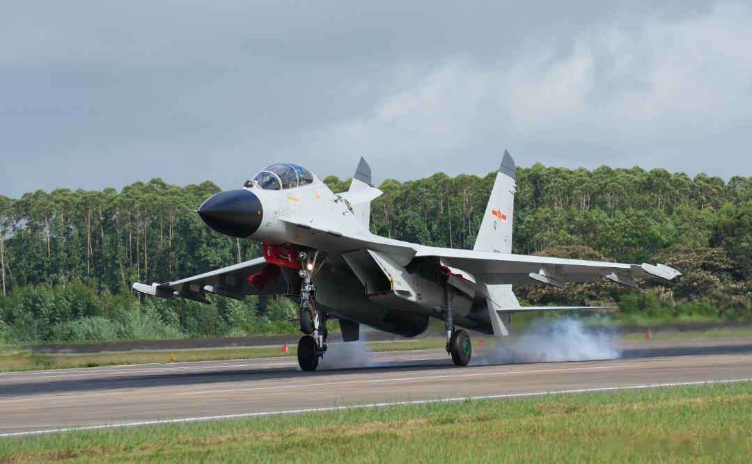 少见的海军航空兵歼-11BSH