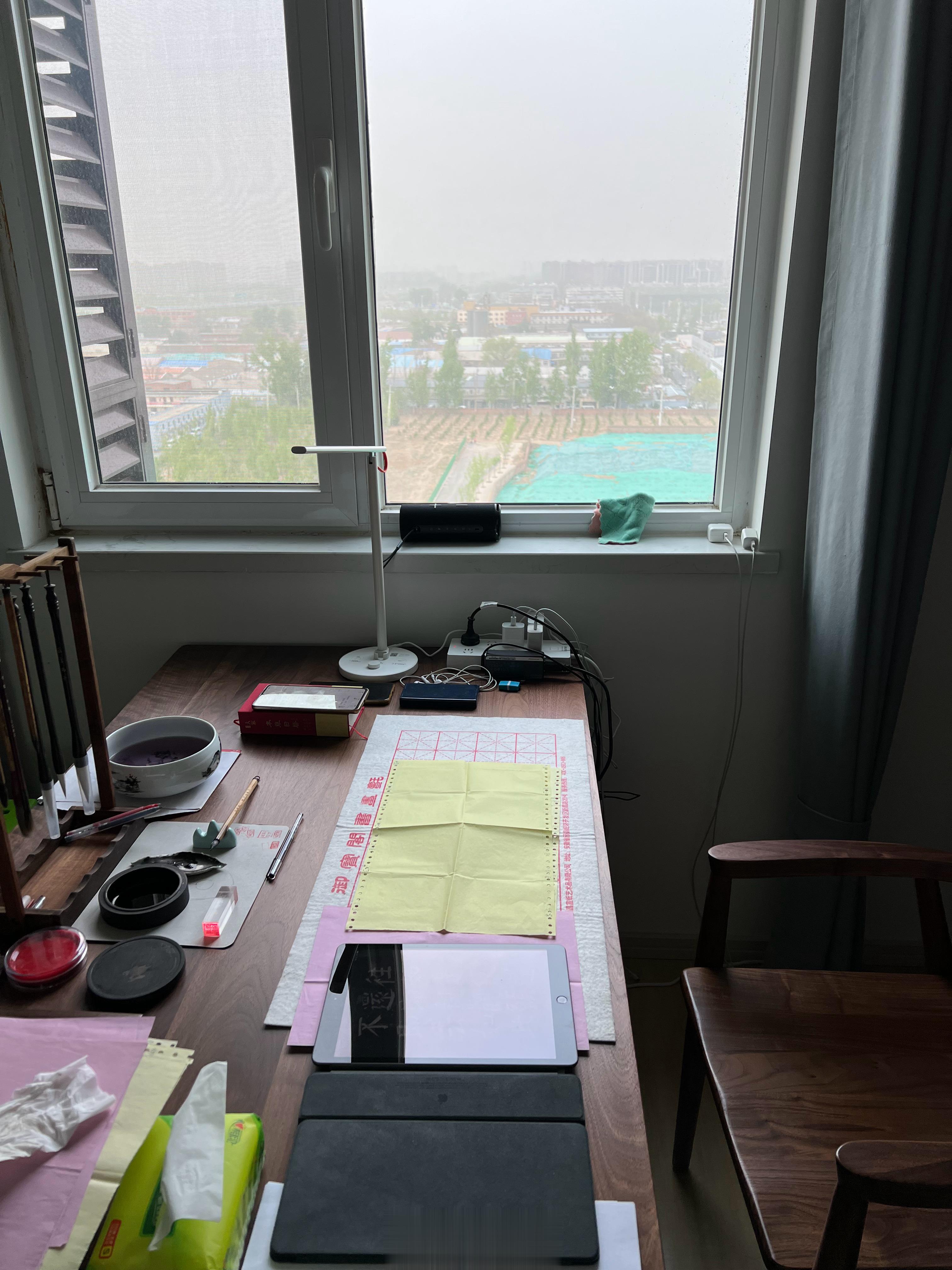 一桌一椅成书房黄沙漫天紧闭窗清明过后气不正心安神守真气藏 ​​​
