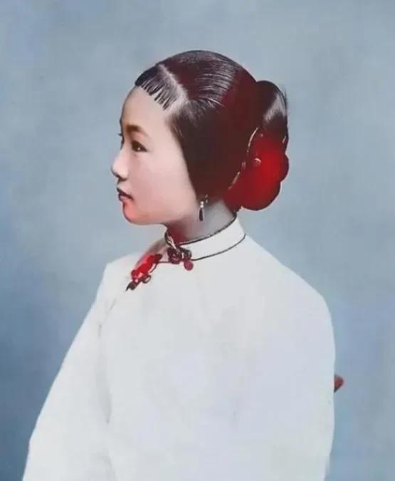 清末绝色美女的侧脸照，她拥有着绝美容颜，简直就是国色天香。不难想象这位美女，在当