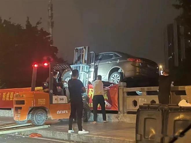 如果给你200块钱，让你去把路边停着的一辆车给砸了，你会去做吗？

但凡是上过幼