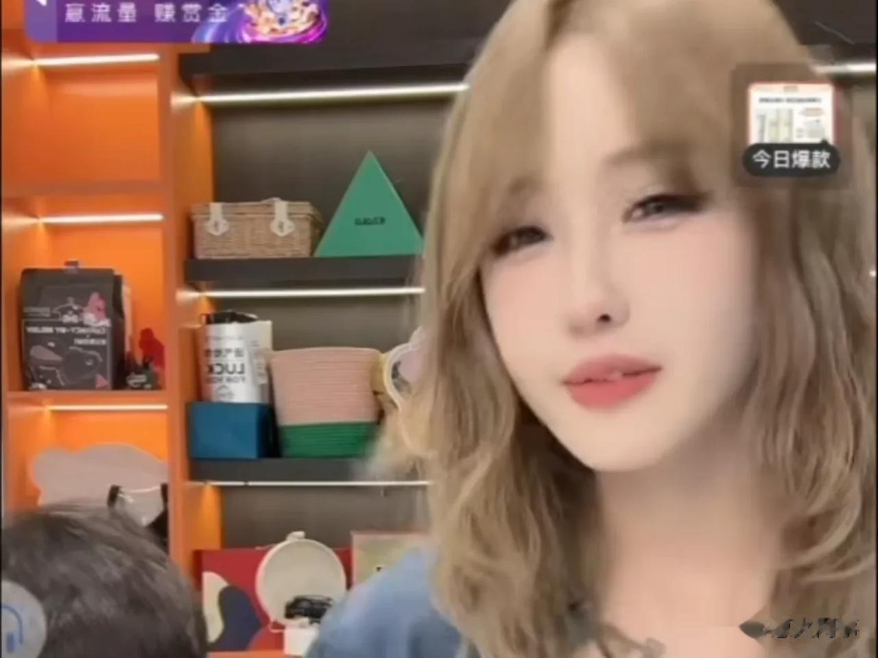 果冻天生就会喊麦会踩点 大美调侃老鼠的儿子会打洞。
高迪跟大美说我打开一个伴奏，