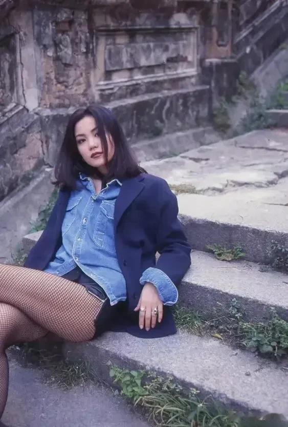 这样的王菲你见过吗？

在很多人的心目中，王菲简直就是神一般的存在，在90年代高