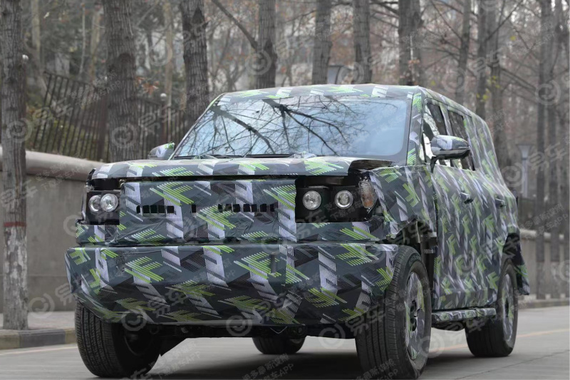 #汽车资讯# 【高端车型也要玩车海战术？比亚迪F品牌首款车型谍照曝光】近日，我们