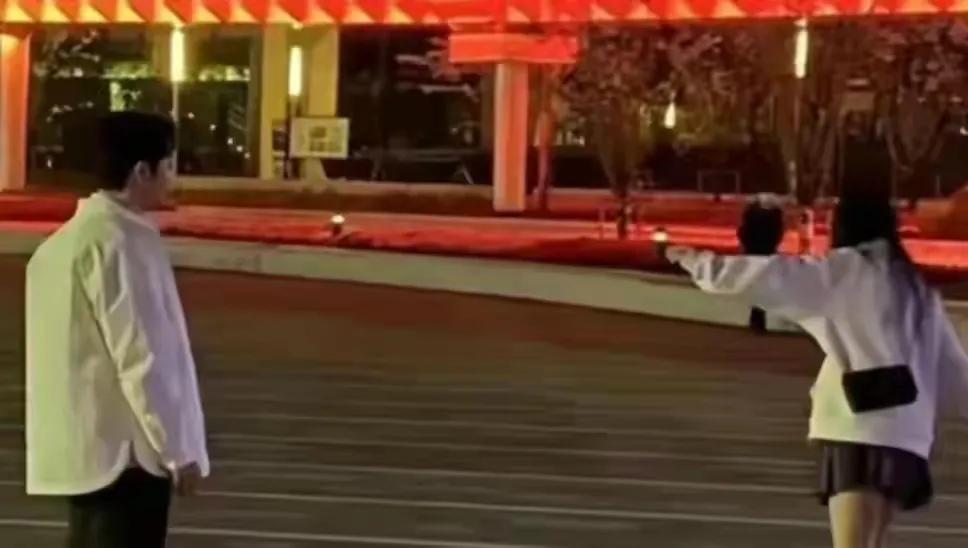 黄晓明陪叶珂练滑板车，满脸宠溺深情？

黄晓明和叶珂的恋情传得沸沸扬扬，真实情况