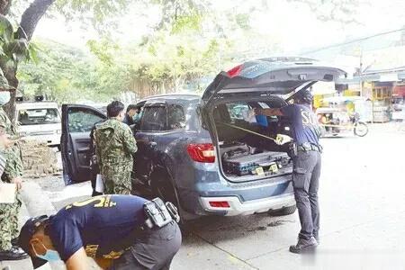恐怖分子袭击菲律宾南岛军营烧警车


图为警察正视察一架遭武装分子纵火烧毁的巡逻