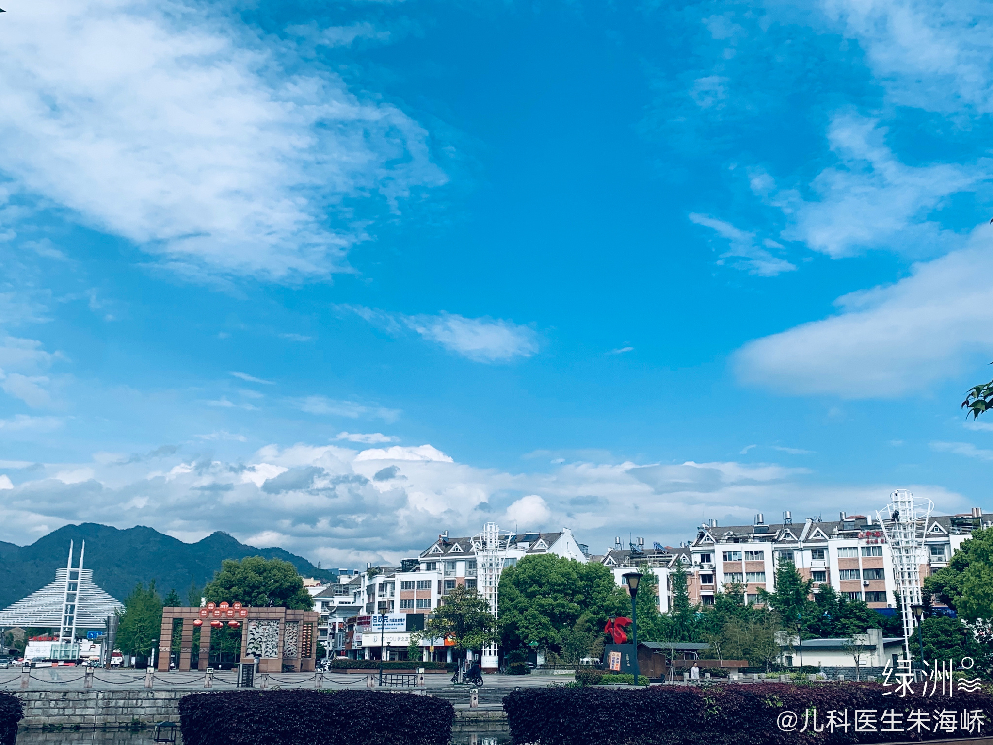 又见蓝天白云 前天浙江也遭遇沙尘，昨天下了一阵雨，终于让沙尘沉降下来，早上阴天之