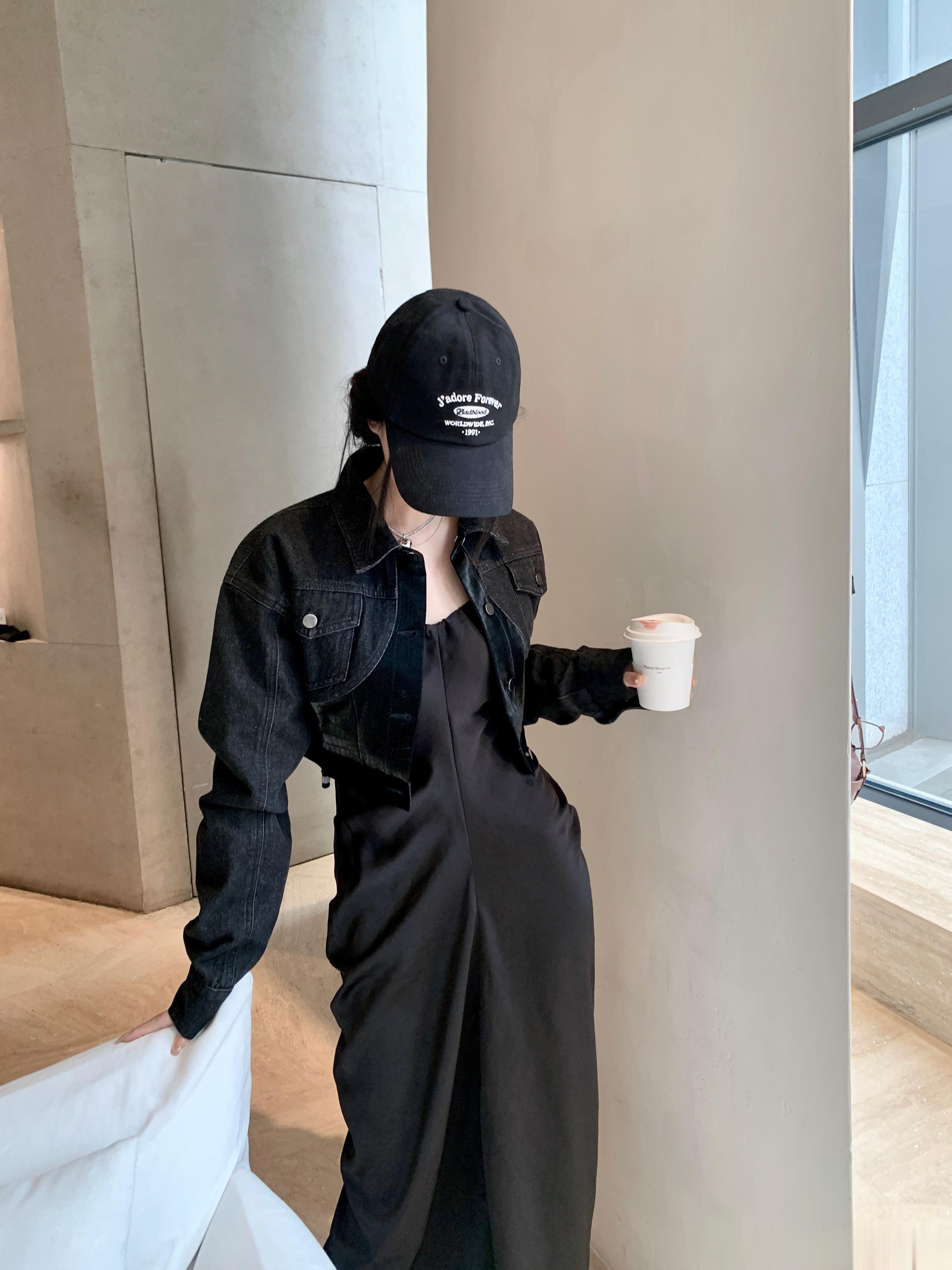 眼熟吧 前两期上的黑色鳄鱼纹拼接牛仔短外套（图一）同款同版型 但做的是渐变喷染水