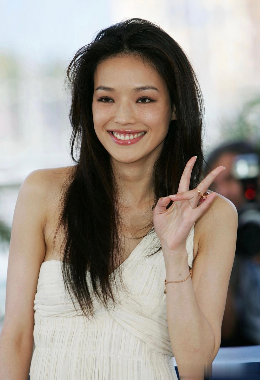 #舒淇摇曳生姿的白玫瑰# 舒淇2005年戛纳电影节，一袭米白纱裙亮相电影《最好的