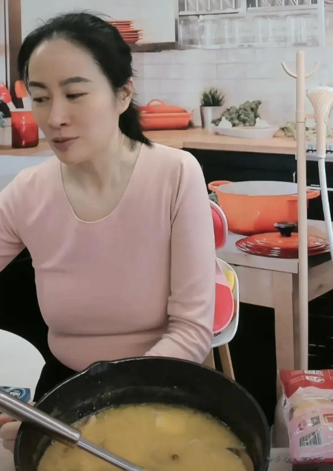 真的很难理解，作为女星及顶级美女的叶璇，在直播间的装扮竟是这样，在女星直播带货中