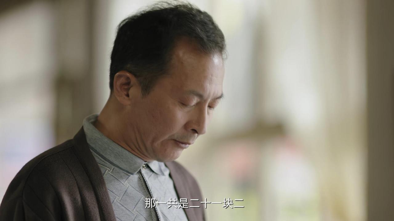 从陕北农村到上海读大学的男生在饭店点完单之后，老板说：一共是二十一块二。男生一愣