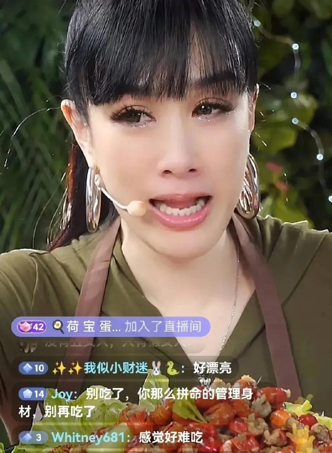 女明星钟丽缇直播带货惹争议，原来她在当着上万观众吃小龙虾的时候，忽然就流泪了。
