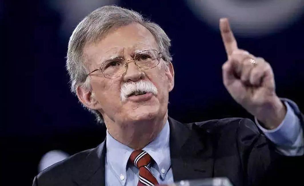 美国前高官这是喝多了，还是没喝够？特朗普执政时期的国家安全事务助理博尔顿声称：“