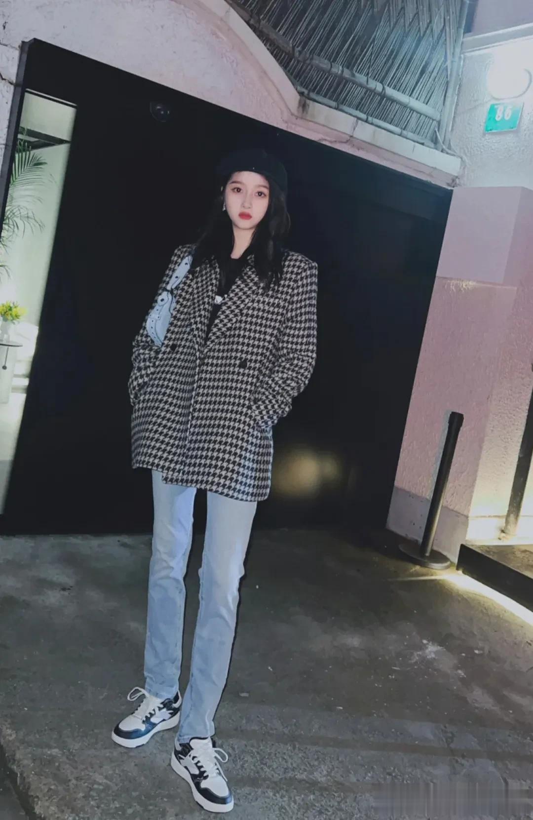 关晓彤把普通的黑白格外套穿出了时尚感，不愧是天生的衣架子。26号关晓彤分享了穿搭