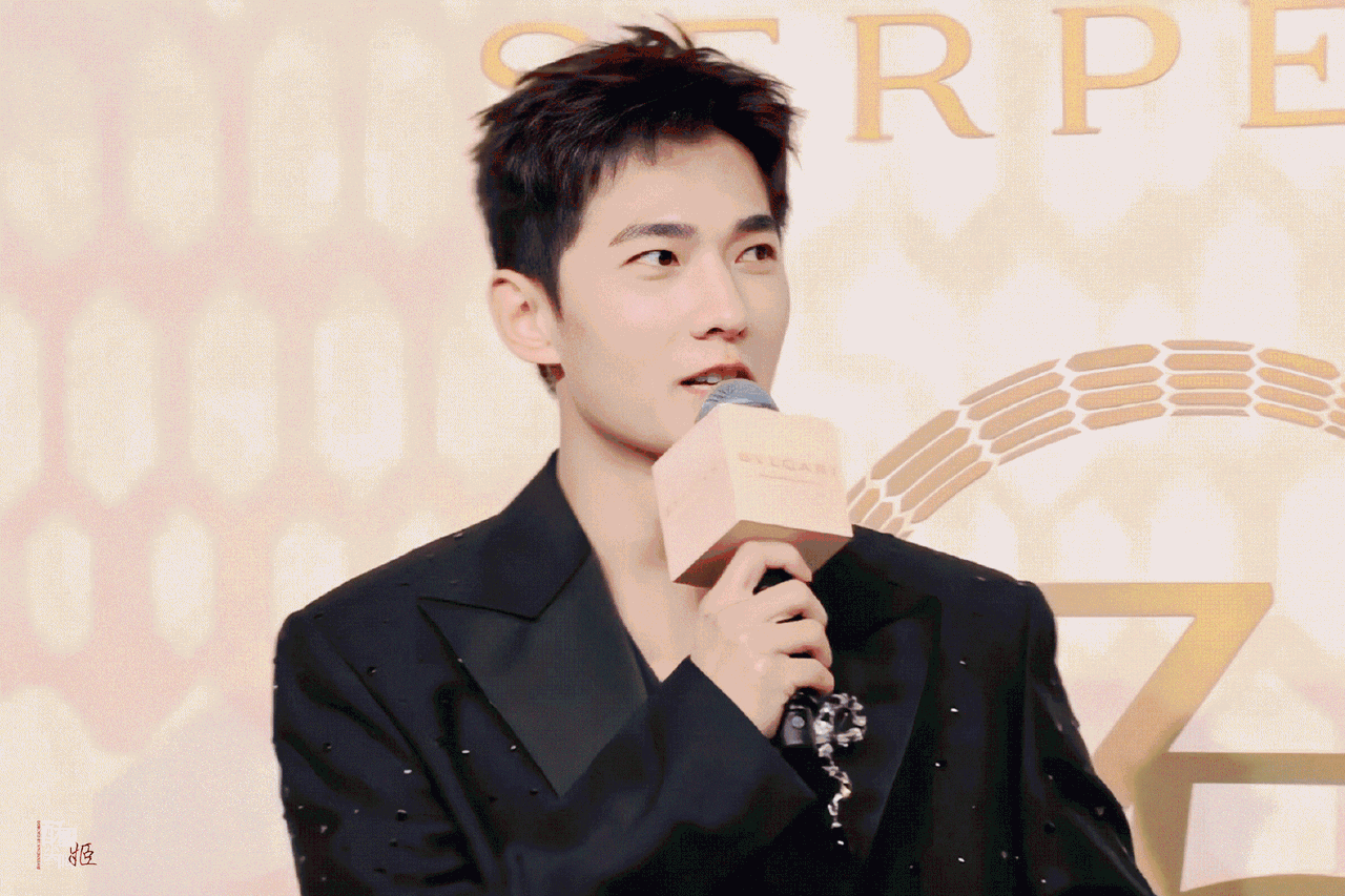 果然脸是最好的时尚单品，杨洋绝对是今晚宝格丽活动上的销冠了！就他往这一站，他身上