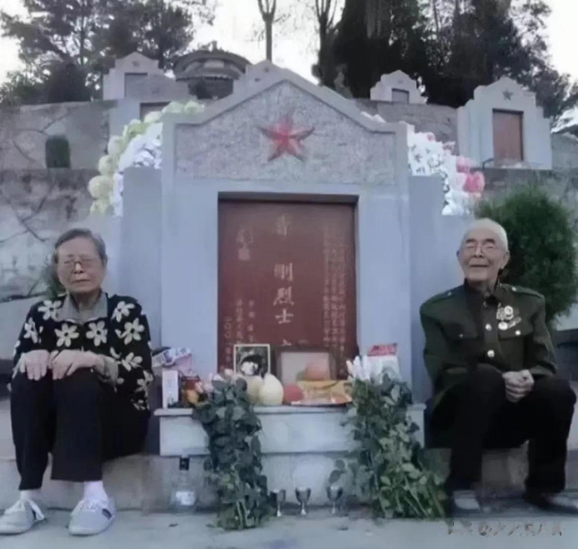 1979年，18岁的曹刚在对越自卫反击战中为国捐躯，长眠于云南，43年后，自知去