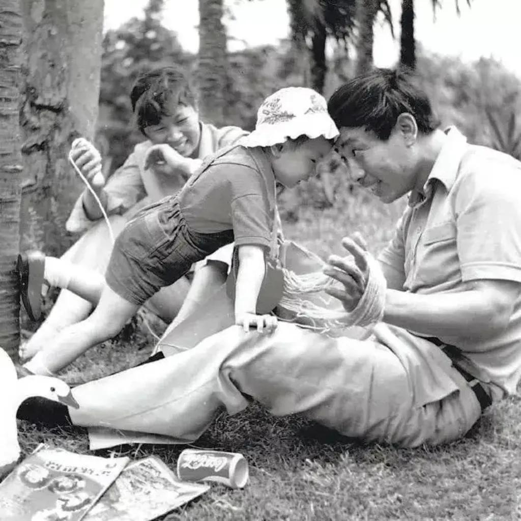 上世纪80年代的百姓生活，人间烟火，历历在目。
那个年代的人们的物质生活并不富裕