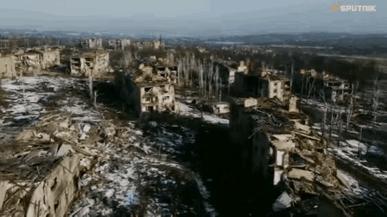 乌克兰东部重镇巴赫穆特原本70000余人口，如今只余下不足5000人，战火之下人
