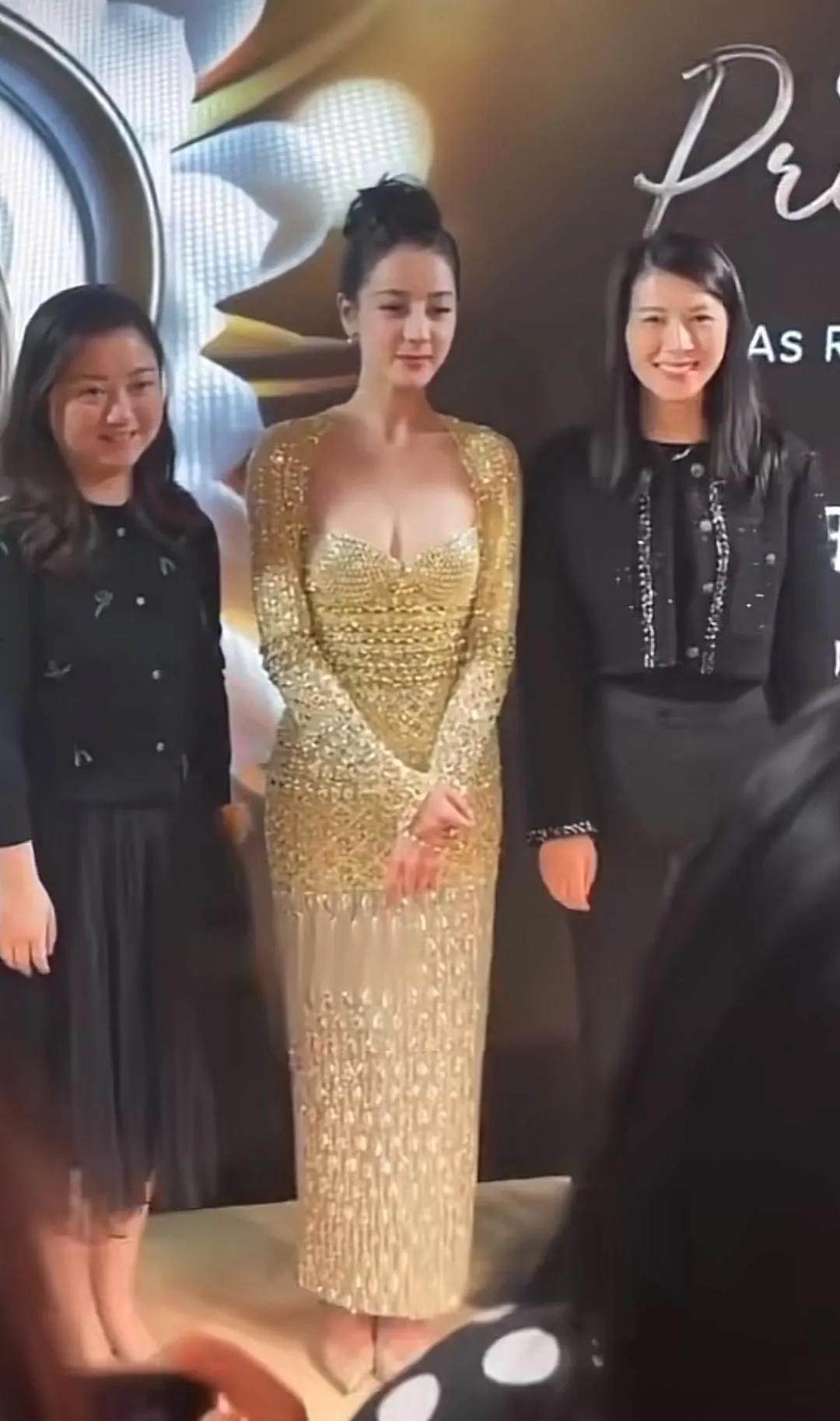 她的脸不适合成熟的衣服打扮，不好看[捂脸][捂脸][捂脸]