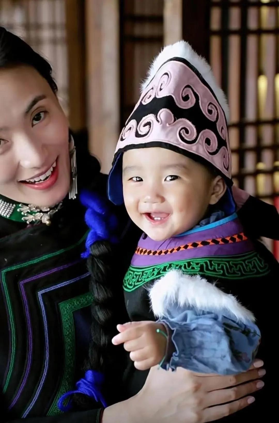 李亚鹏的老婆海哈金喜和一岁的女儿，穿上民族服饰，别有一番风味。
海哈金喜是彝族姑