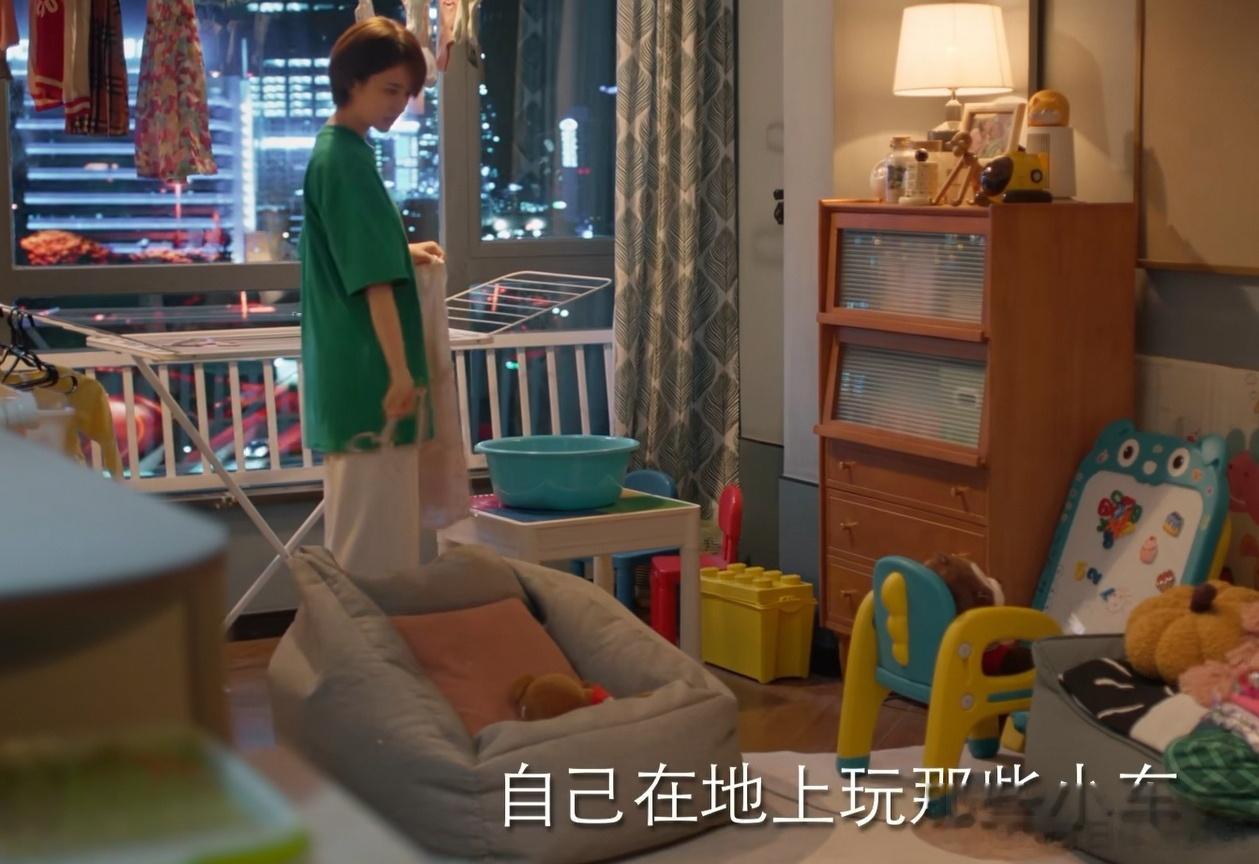 单亲妈妈提前回家，看到家里一片狼藉以为招贼了，结果听到保姆通电话说孩子妈妈明天回
