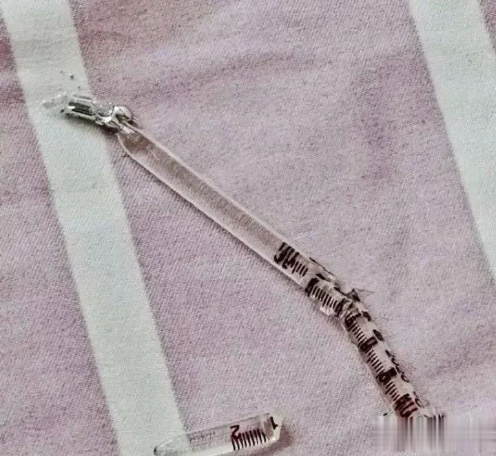水银计掉床上打破了怎么办？
这是我见过最详细的答案。
水银就是汞，是对人体有害的