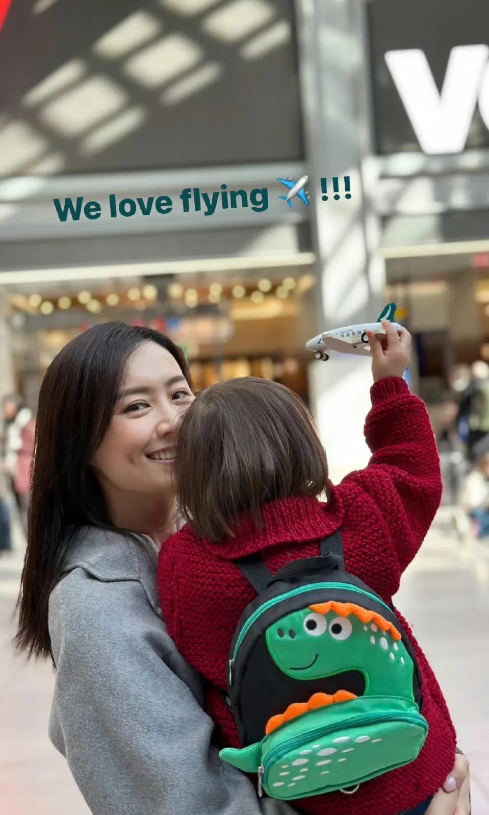 陈法拉现身机场带着女儿去泰国旅游，陈法拉还表示女儿长大了，自己会收拾行李了，还把