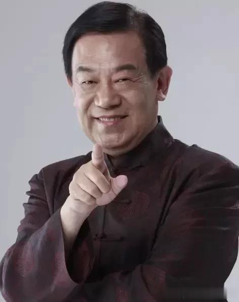 真是岁月催人老啊！知道这位老人是谁吗？

他17岁开始拍戏。从开始演某个小角色，