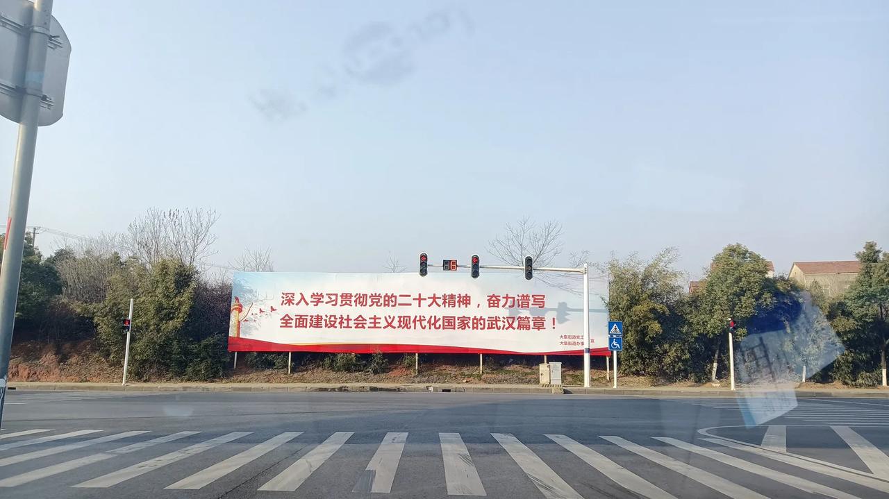 立春，武汉雾蒙蒙的，啥都不想做，干脆跑去挖化石。
驱车36公里，一个人也没有？小