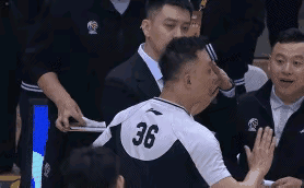 杨鸣对闫军离奇表达强烈不满北京时间3月1日，辽宁与山东的比赛进行至末节最后8秒，