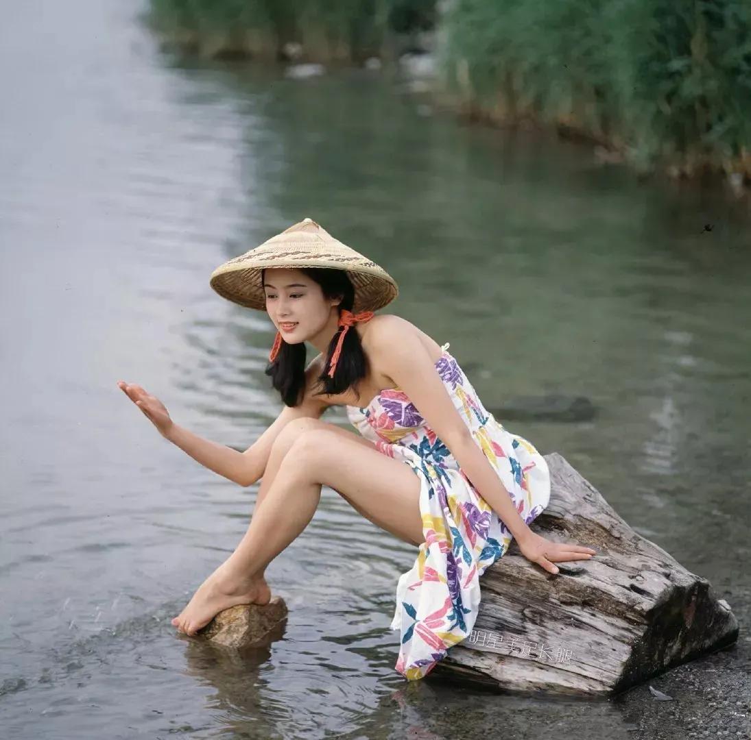 陈红应该算是90年代国内最美的女明星了吧，感觉那时就算巩俐、张曼玉、林青霞这些女