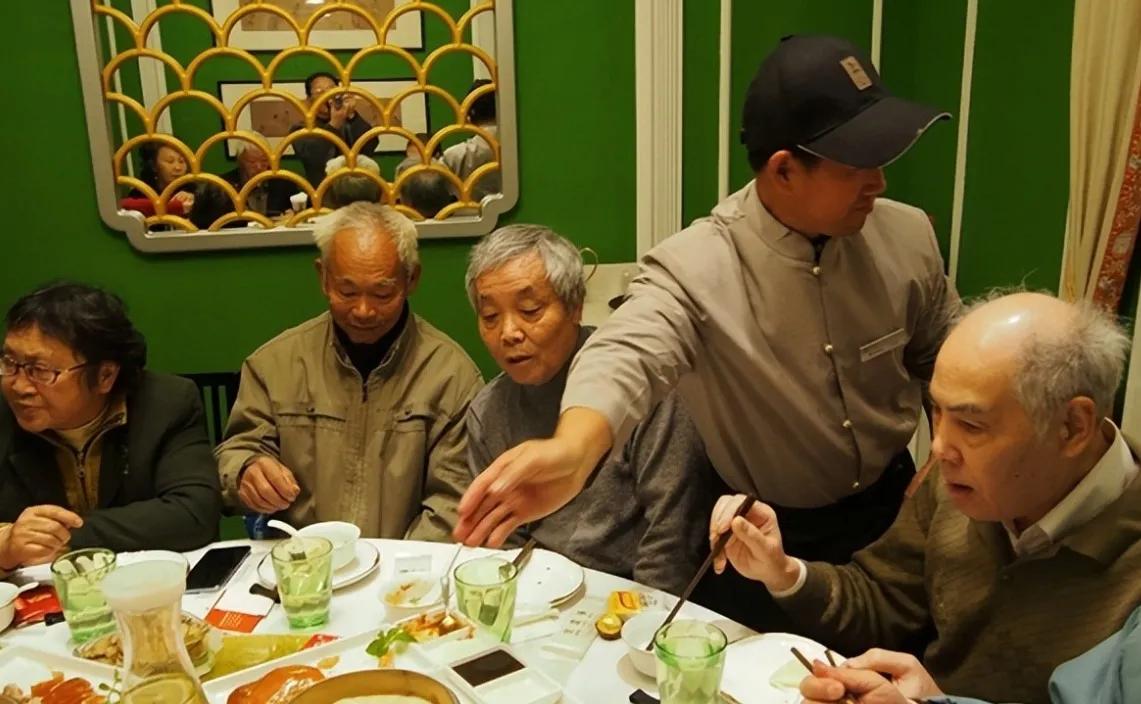 河南张大爷饭店请老友吃饭，为显豪爽，特意点了3瓶茅台，谁知酒足饭饱后，大爷想把3