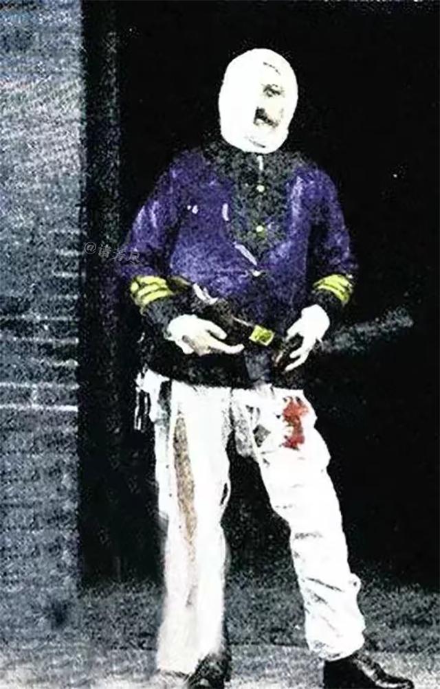 这是拍摄于1894年“甲午战争”时期的一张罕见照片，镜头中半张脸都裹着纱布的洋人