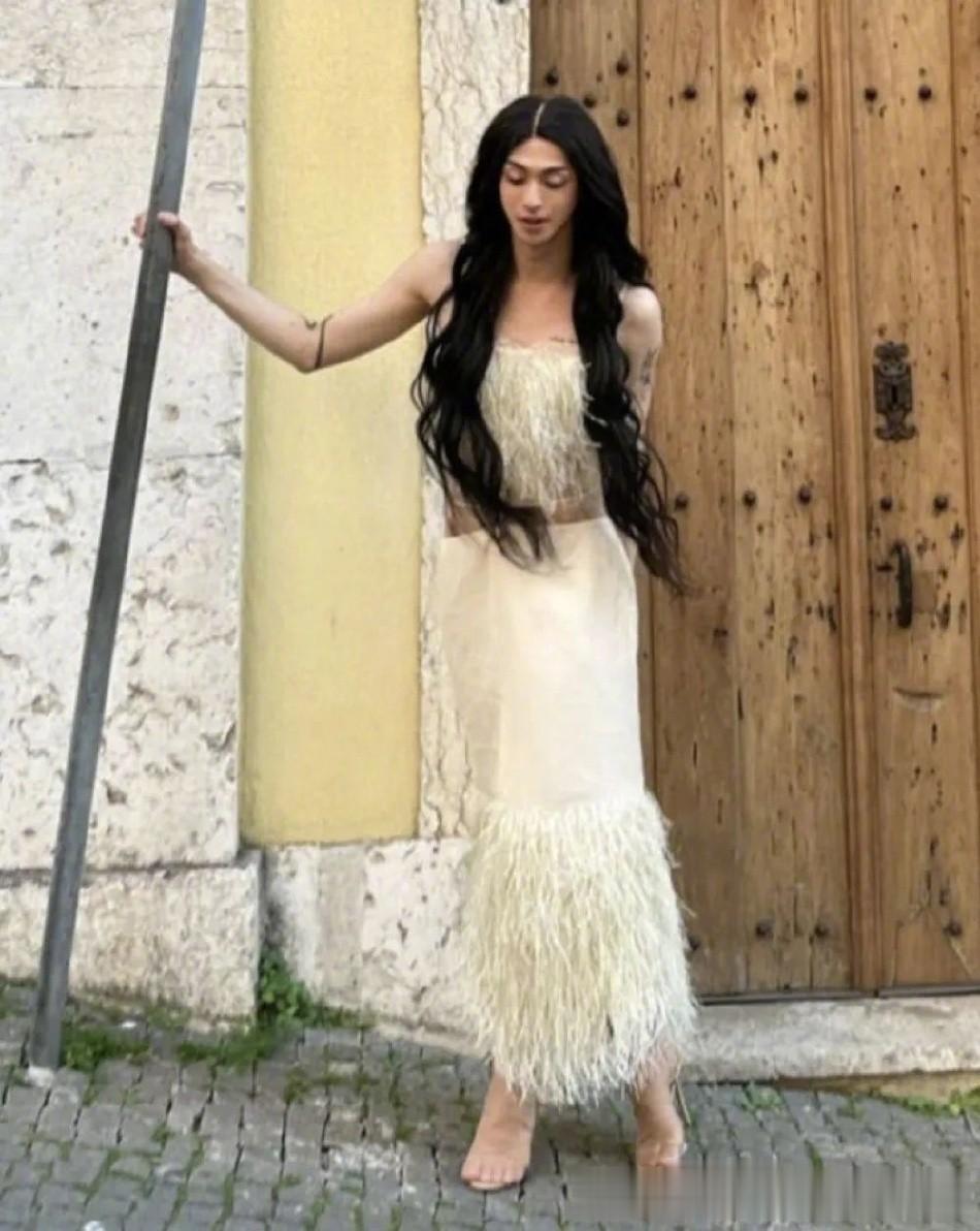 伊能静儿子哈利外型挺好的。
穿男生的衣服就是萌帅的男生，穿女装的衣服就是高挑的靓