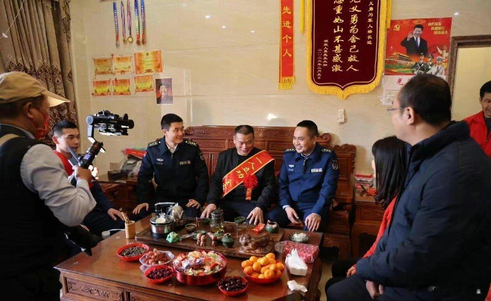 【立功喜报送到家 】近日，福建省南安市官桥镇泗溪村口，锣鼓喧天、鞭炮齐鸣，200