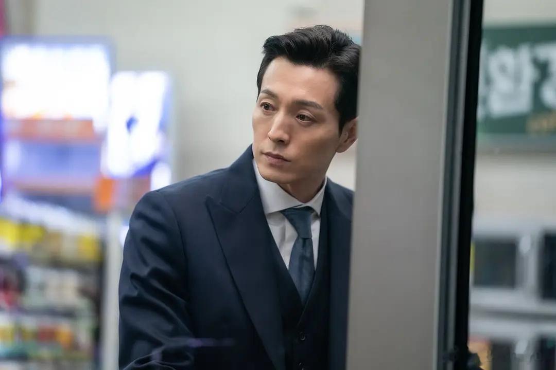 说起来，中年男性要保持性感，核心是要瘦。呈现一种自我约束与自我审视的状态，是长期