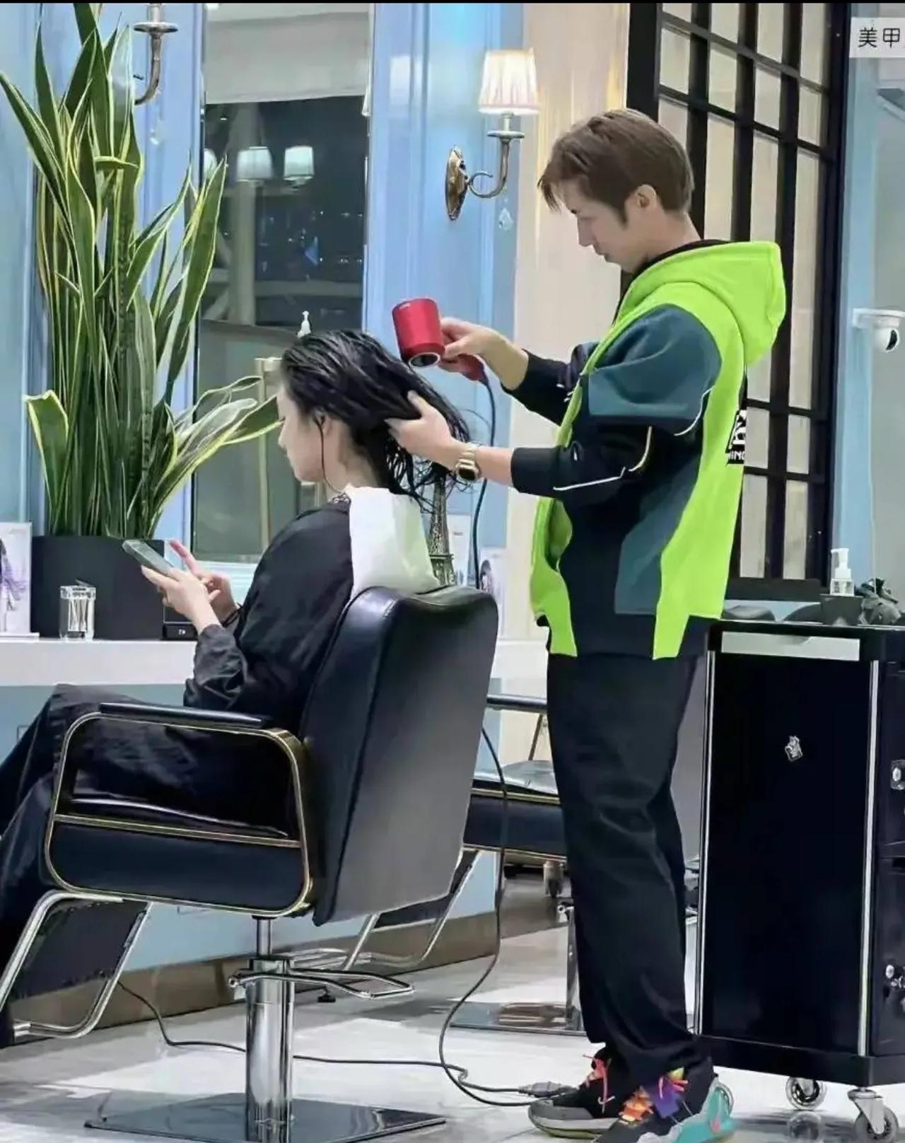 网友偶遇黄磊17岁的大女儿多多在理发店染头发，据说黄多多弄了一头金色的长发，别说