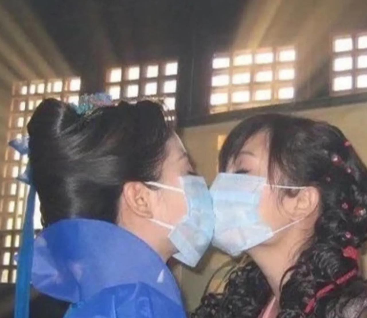 杨幂和刘诗诗接吻照片曝光，两人当时是在拍摄《仙剑三》，在片场的时候，两人直接戴着